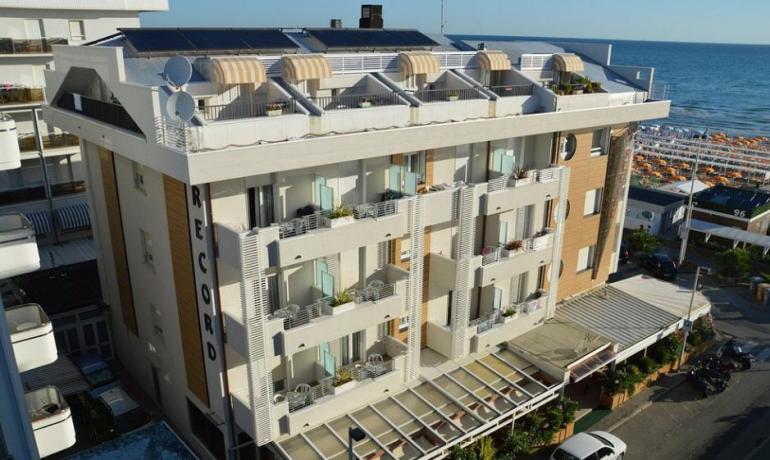 Hotel vicino alla spiaggia con balconi e vista mare.