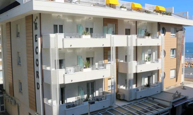 Hotel moderno vicino al mare, atmosfera rilassante e accogliente.